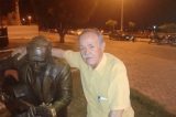 Primo de João Gilberto visita monumento felicitando mas anos de vida ao cantor