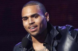 Chris Brown é acusado de pisar na cabeça de um fã: “ele que me agrediu”