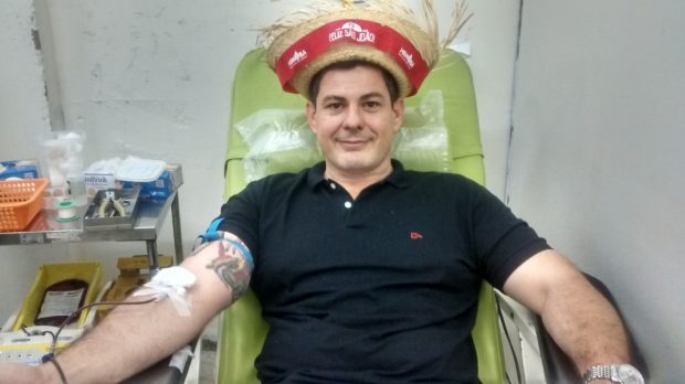 leoa doando sangue
