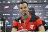 Após contratar dois zagueiros em seis dias, Flamengo espera escalar reforços no domingo