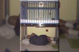 Foto de pai dormindo sob o leito do filho doente no hospital viraliza