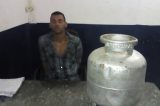 Homem é preso roubando um botijão e um micro-ondas