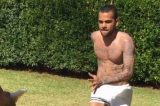 Daniel Alves abre cerveja com um chute e impressiona seguidores; vídeo