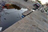 Esgoto estourado martiriza moradores da Rua Mestre Lula em Juazeiro