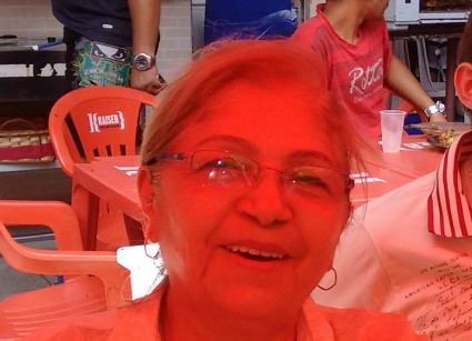 mae de roberto toda de vermelho1
