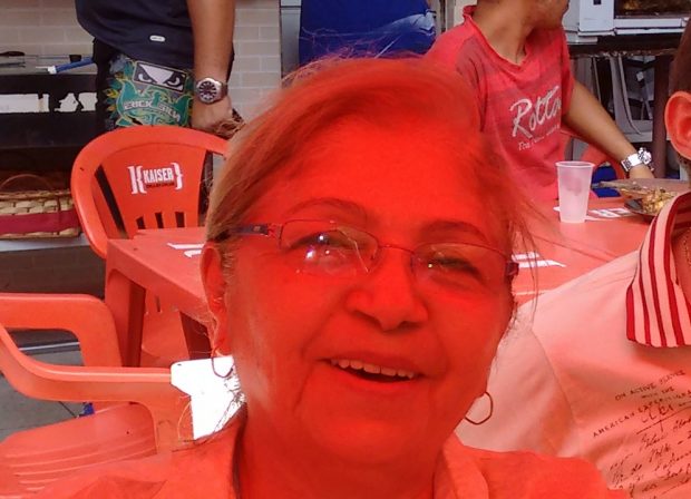 mae de roberto toda de vermelho1