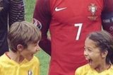 Reação de crianças ao ficarem perto de Cristiano Ronaldo na Euro viraliza nas redes sociais
