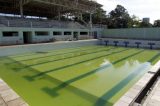 Colégio em Manguinhos símbolo do PAC tem piscinas tomadas por sujeira e instalações depenadas