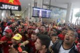 Torcida do Flamengo lota o aeroporto para recepcionar Diego e diz: ‘O próximo será Neymar’