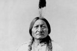 Líder sioux Touro Sentado rende-se às tropas norte-americanas