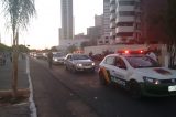 Homem sobe em toldo, tira a roupa e rouba cena na festa da Padroeira em Petrolina