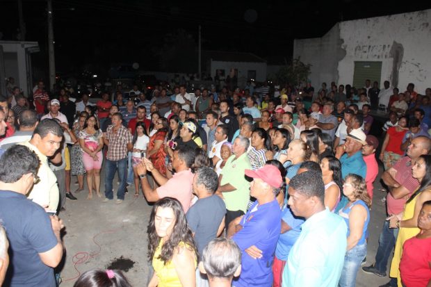 Lideranças em frente à casa de Reantinho