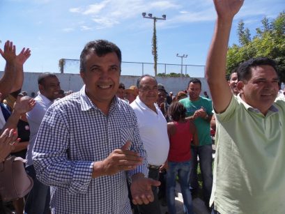 Marcos aplaudido ao anunciar que acata ordem judicial