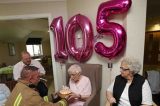 Vovó de 105 anos pede “bombeiro tatuado” de presente de aniversário. E ganha!