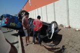 Durante perseguição, carro da Guarda de Juazeiro capota