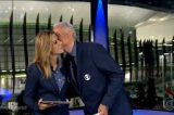 Após climão, William Waack agradece e dá beijo ao vivo em Cristiane Dias