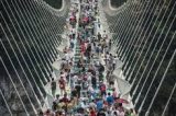 Chineses se esbaldam na maior e mais alta ponte de vidro do mundo
