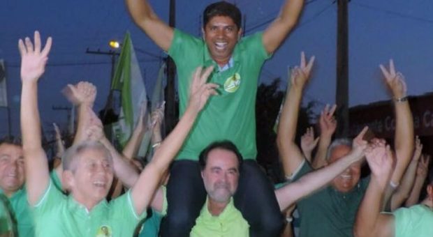 lossio com edinaldo nas costas