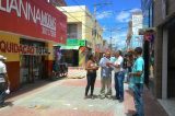 Em campanha na Travessa Benjamin Constant, Medeiros esclarece aos comerciantes autoria da realização da obra do calçadão
