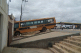 Errou a estrada. Motorista invade prédio com ônibus escolar
