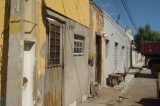 Prefeitura de Juazeiro faz limpeza em residência cheia de lixo no centro da cidade