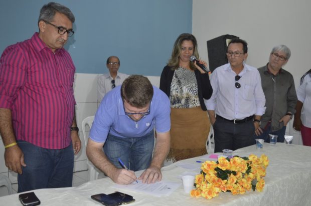 Fernando assinando documento de posse