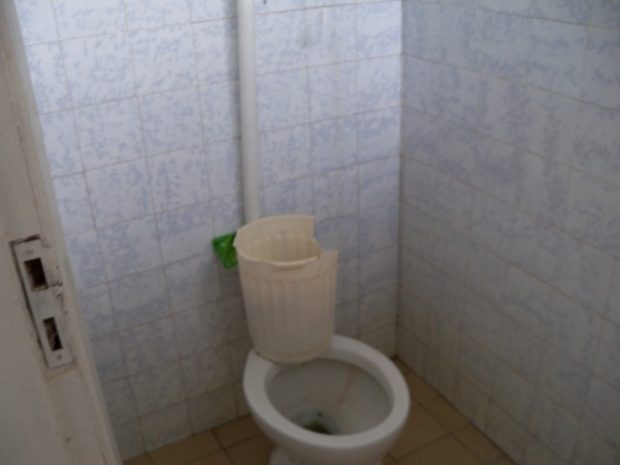 sanitarios-de-apartamento-podres-e-arrebentados
