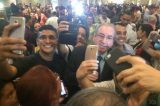 Ex-deputado Eduardo Cunha é hostilizado e tietado em aeroporto de Brasília; veja vídeo