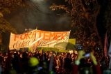 Manifestantes ocupam praça na frente da casa de Temer em SP