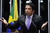 Senador Magno Malta bate boca e é retirado de avião