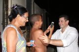 Charles Leão e Suzana percorrem ruas do bairro Maringá arrastando moradores