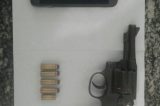 Polícia prende homem armado após tentativa frustada de roubo a moto
