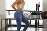 Khloe Kardashian é obrigada a tirar a roupa em revista de aeroporto
