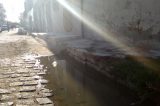 Obra em rua impede que água de esgoto escorra, mas Postura de Juazeiro diz que o serviço é normal Obra em rua impede que água de esgoto escorra, mas Postura de Juazeiro diz que o serviço é normal