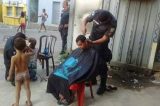 Protagonista de foto viralizada, PM de UPP cortando cabelo