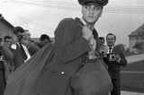 Elvis Presley presta serviço militar na Alemanha