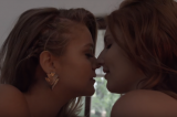 Gabi Lopes aparece nua e beija menina em videoclipe Gabi Lopes aparece nua e beija menina em videoclipe