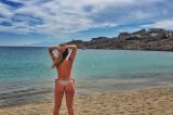 Ex-BBB Renatinha faz topless em praia da Grécia e exibe corpaço