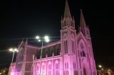 Petrolina ilumina de rosa prédios públicos e monumentos históricos para alertar sobre o câncer de mama