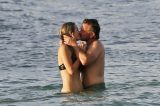 Sean Penn troca beijos com atriz 32 anos mais nova