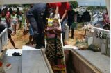 Alcoolizada, mulher visita cemitério e acaba caindo em túmulo de três metros Alcoolizada, mulher visita cemitério e acaba caindo em túmulo de três metros