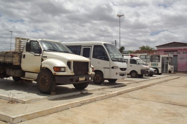 frota-velha-e-depenada-esta-exposta-em-praca-publica