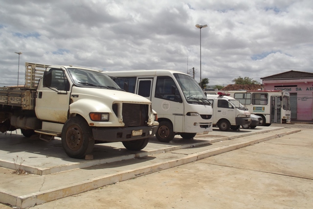 frota-velha-e-depenada-esta-exposta-em-praca-publica