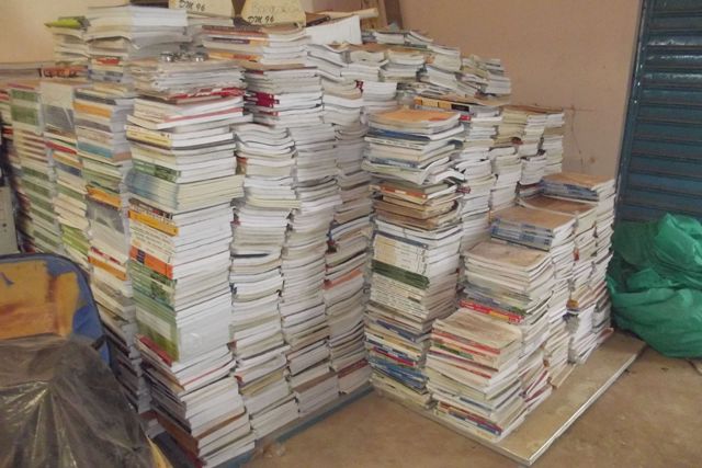 livros-que-nao-foram-distribuidos-para-estudantes-jogados-em-deposito
