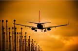 Para não perder voo, mãe abandona bebê recém-nascido em lixo de aeroporto
