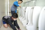 No Japão, alunos limpam até banheiro da escola para aprender a valorizar patrimônio