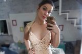 Ex-BBB Cacau exibe cintura fininha em foto de vestido transparente