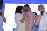 Alinne Rosa dá R$22 mil e arremata beijo de Lucas Lucco: ‘Beija bem’