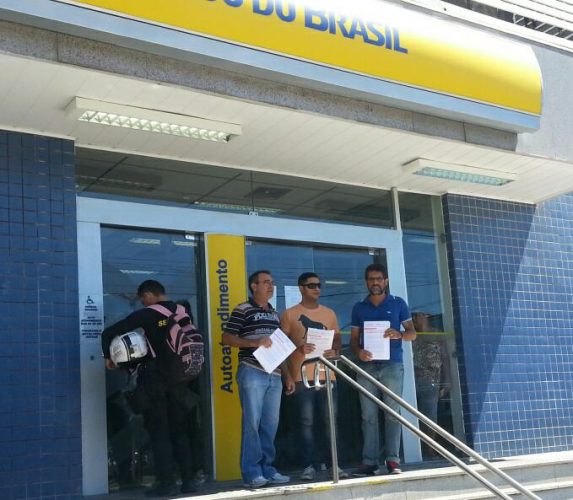 movimento-na-porta-do-banco-do-brasil