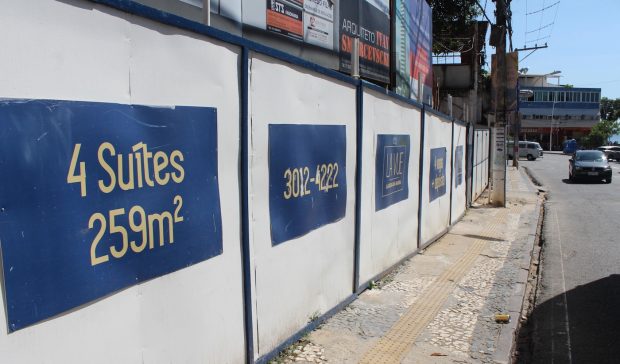 tapume-obras-ed-la-vue-geddel-by-tiago-caldas-ec